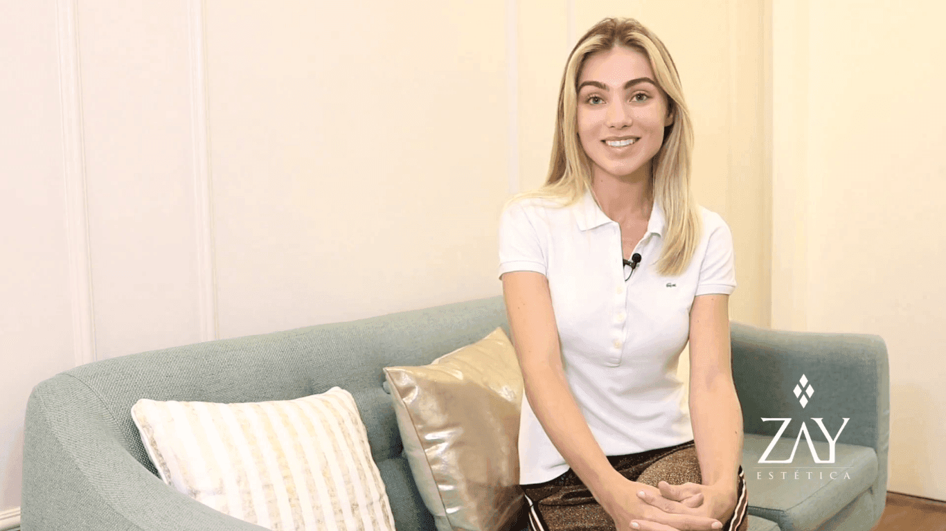Profissional da Clínica Zay apresentando o espaço